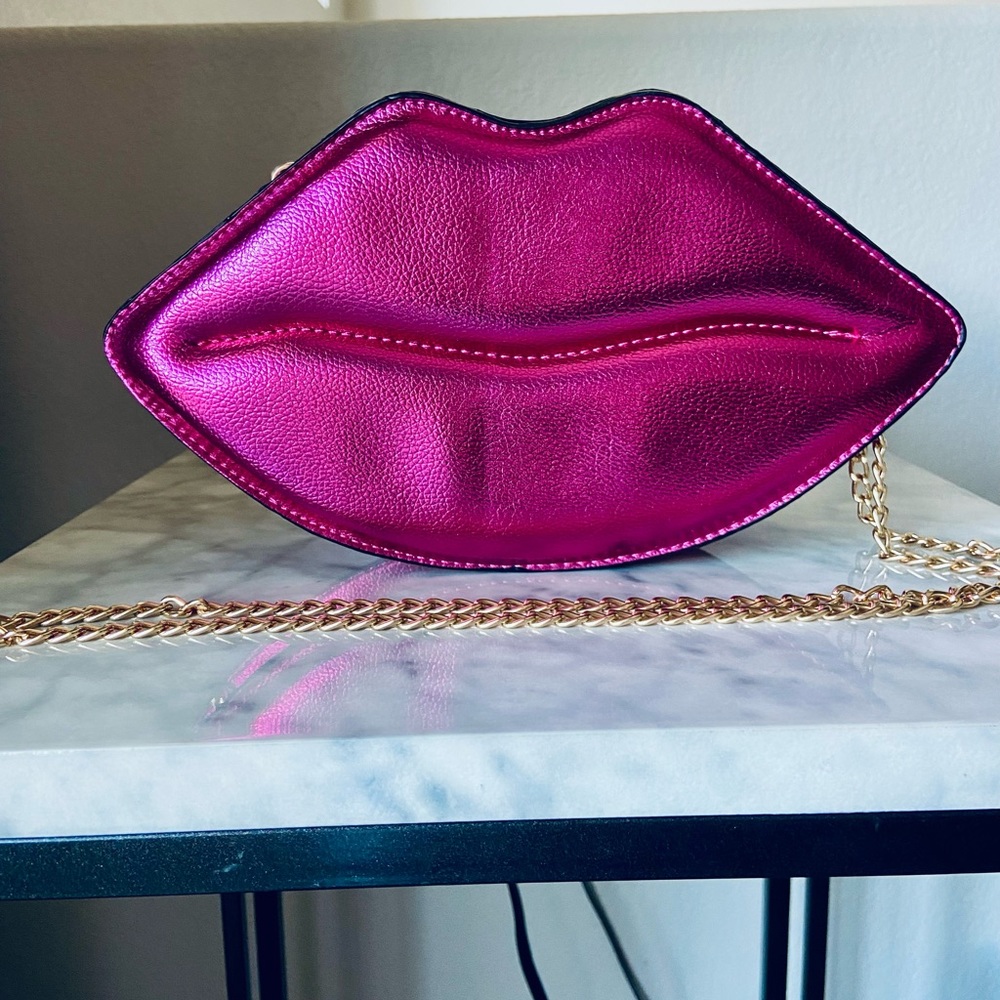 “Kiss Me”, Fuchsia Gold chain Crossbody